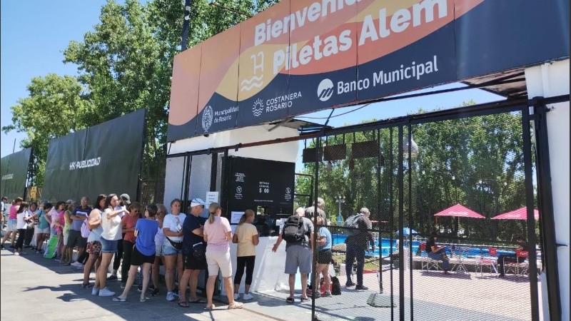 Largas filas para revisión médica y odontológica previo al inicio de la temporada de piletas.