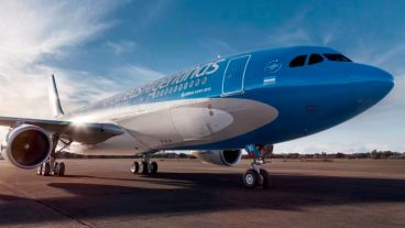 Aerolíneas Argentinas pidió a los usuarios “estar atentos a posibles modificaciones” y recomendó utilizar los canales de autogestión vía web o la app oficial..