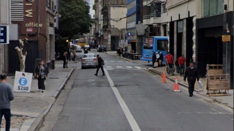 Se trata de una arteria céntrica que de noche queda oscura por el cierre de los bancos.