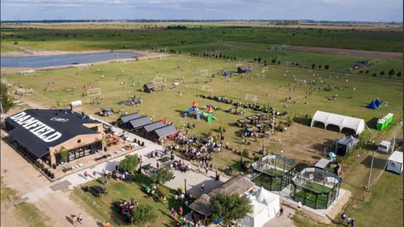 Estancia Damfield, en Funes. Alrededor del complejo deportivo se proyecta una urbanización.