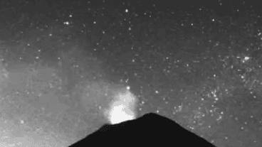 La luz triangular llamó la atención de muchos usuarios en redes sociales.