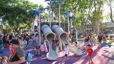 El dispositivo lúdico principal instalado recrea un colorido refugio de aventuras dentro de un bosque