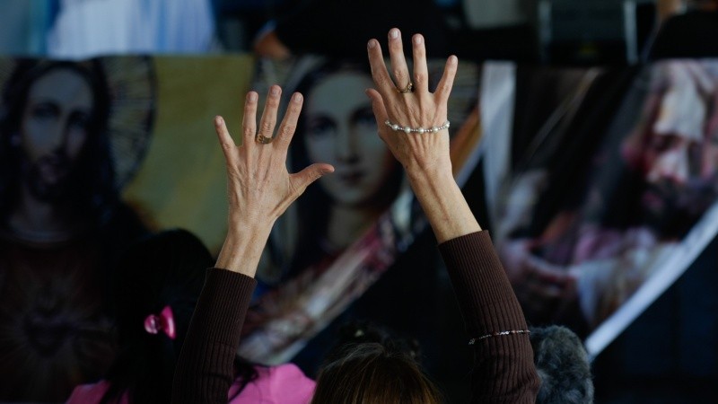  “No puedo parar, siento un celo apostólico que se acrecienta y no se detiene porque el llamado de Dios es irrevocable”, manifestó la mujer a quien siguen adjudicándole “milagros.