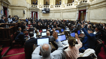 A las 16.30, se votó la remoción con 60 votos a favor y 6 negativos, y una abstención.