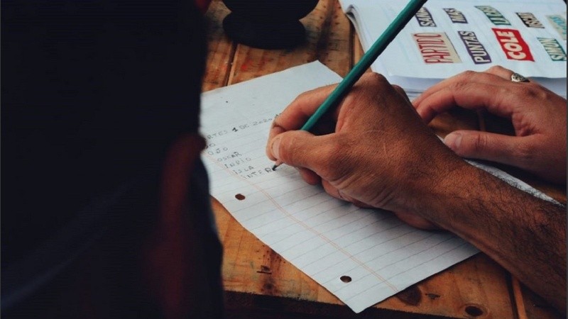 Las organizaciones alfabetizan en los barrios, pero son miles los santafesinos que no accedieron a la educación.