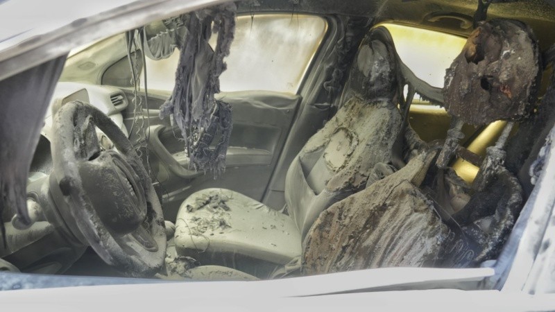 Así quedó el patrullero que ardió en llamas en González al 900.