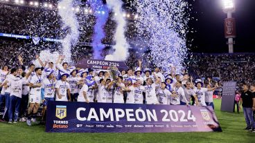 El Fortín celebró el título ante su gente en Liniers.