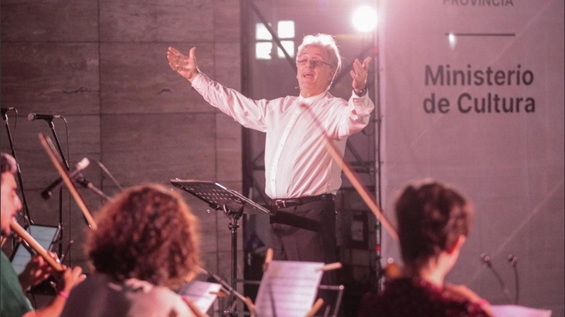 El cantante y director Néstor Mozzoni.