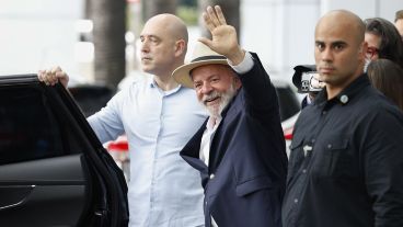 Lula sale del Hospital Sirio Libanés donde ingresó estos últimos días.