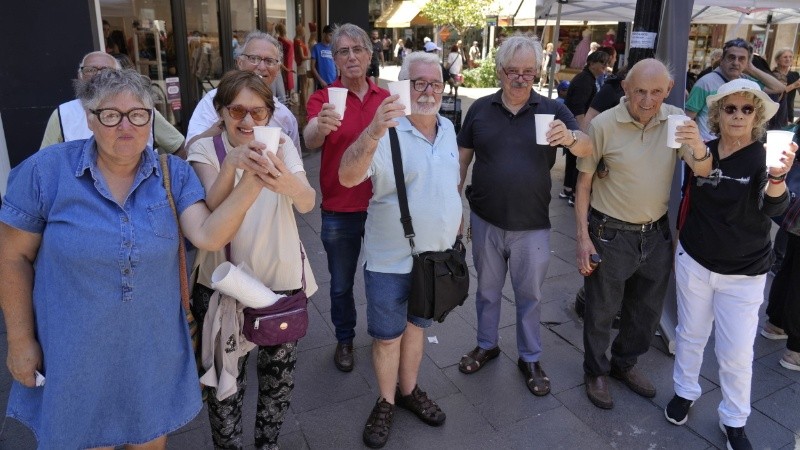 El Frente de Jubilados en Lucha realizó este lunes su tradicional brindis con pan y agua en el cruce de peatonales.