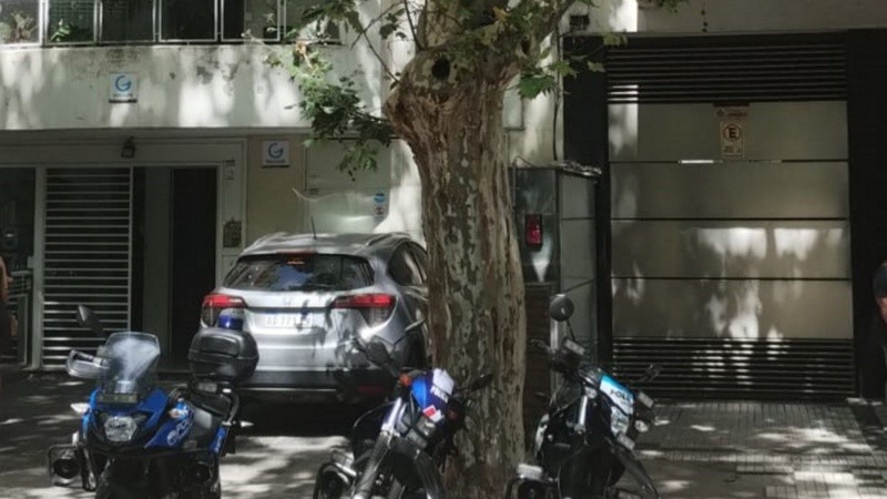 El presunto cambista cayó desde un balcón del contrafrente del edificio.