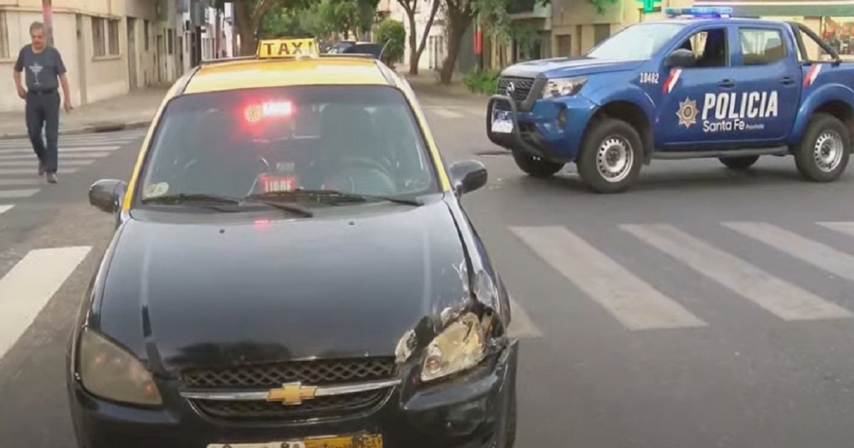 Fuerte choque entre un patrullero y un taxi en barrio Abasto | Rosario3