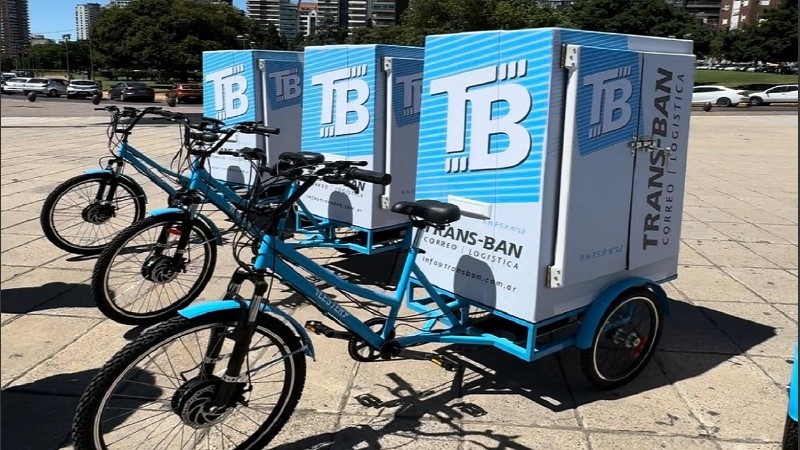 Las bicicletas eléctricas transportan un cubo hermético con capacidad de hasta 250 kilos.