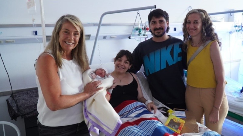 Las autoridades locales junto a la bebé y sus papás.