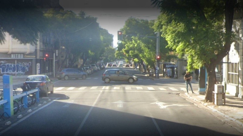 Un grupo atacó a la víctima y la golpeó en la cabeza para robarle.