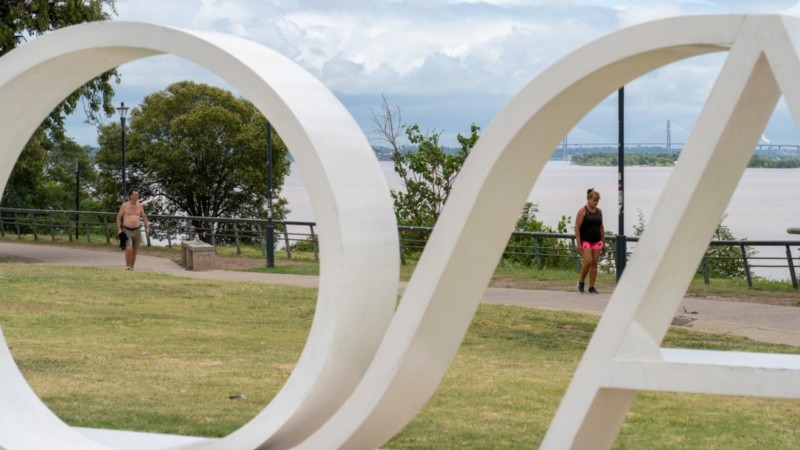 El sol no aparecerá mucho pero el termómetro igual llegará a 32 grados este domingo.