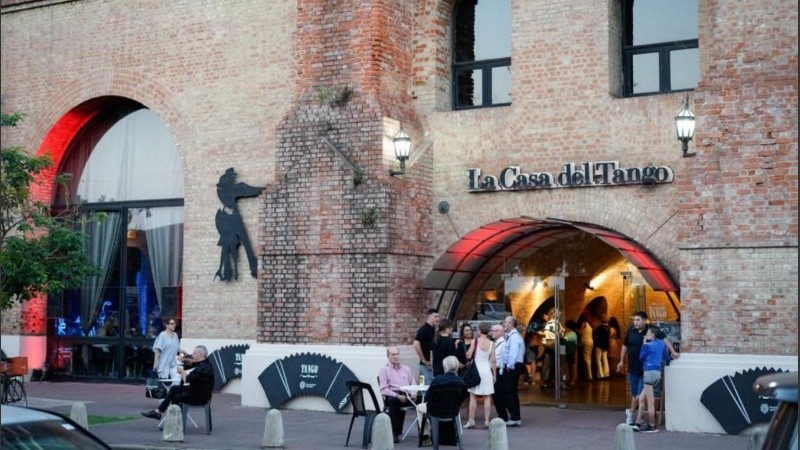 La fachada del CC La Casa del Tango.