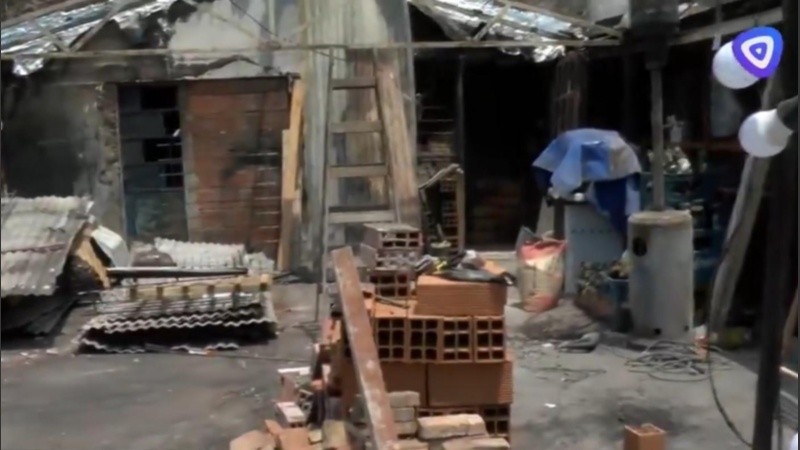 Parte del comercio ya luce nuevamente de pie luego del voraz incendio que detruyó todo a su paso.