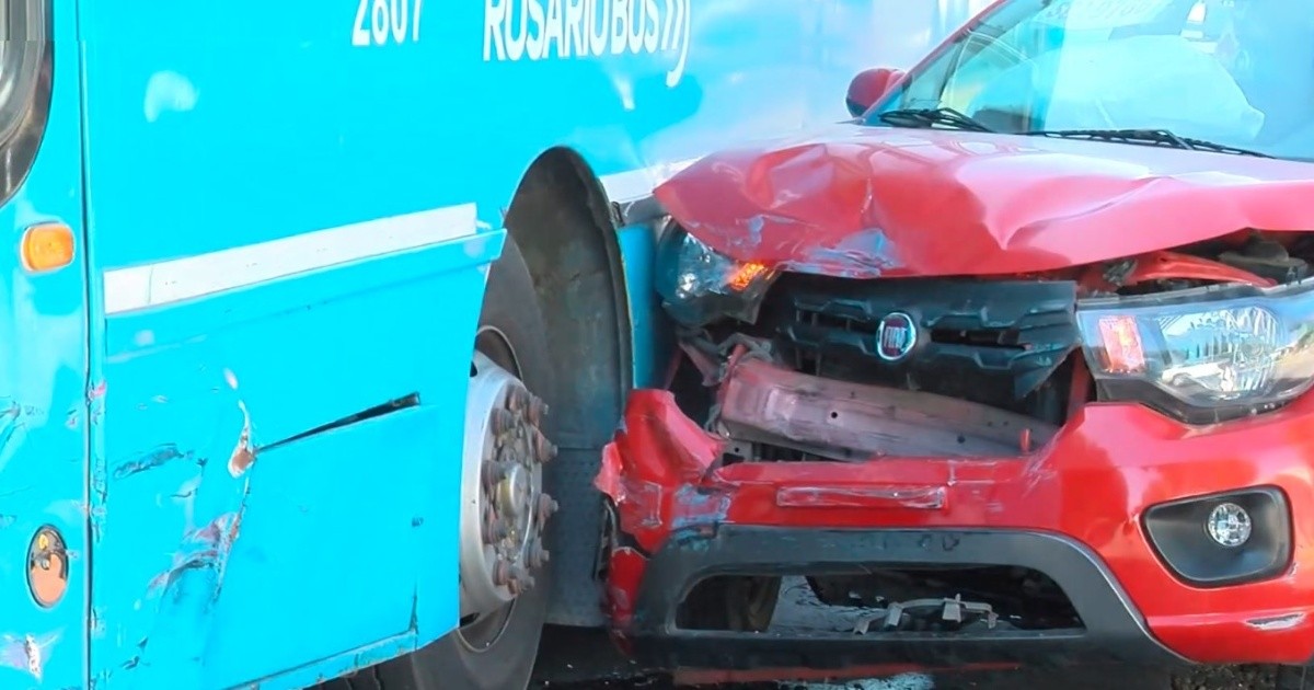 Fuerte choque entre un colectivo sin pasajeros y un auto en zona ...