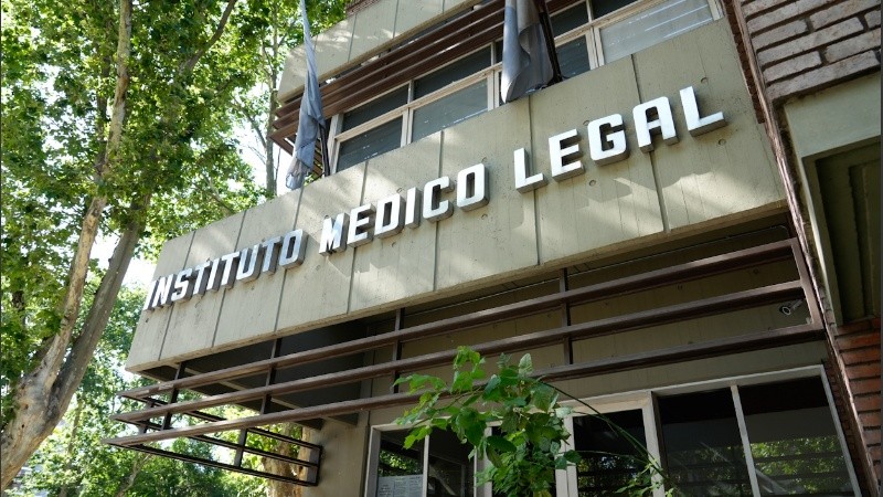 El cuerpo del hombre fue llevado al Instituto Médico Legal de Rosario.