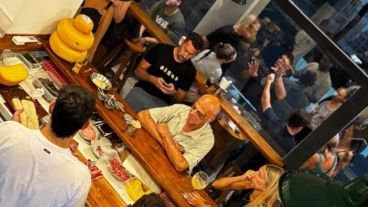 Un lugar que invita a reunirse mientras se disfrutan distintas opciones para comer y beber.