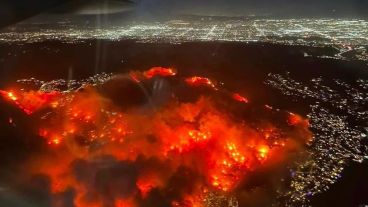 Un helicóptero arroja agua en medio del incendio de Palisades, el foco más activo de Los Ángeles.