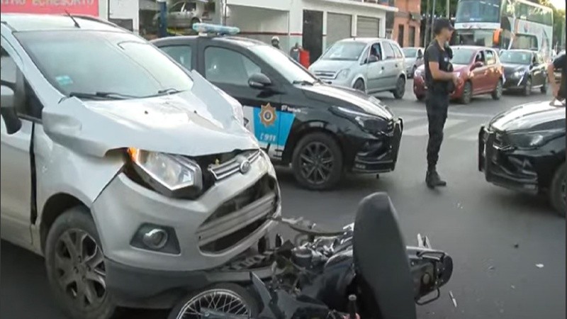 La motocicleta terminó incrustada en el guardabarros del vehículo.