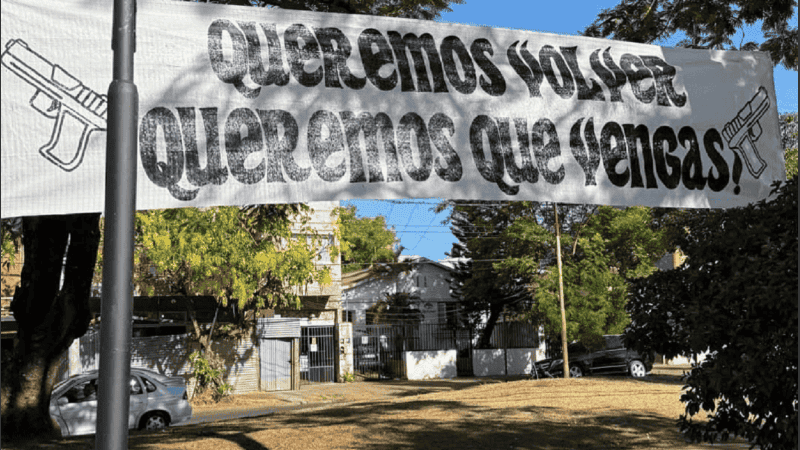 Uno de los carteles colocados en las calles de Posadas, Misiones.