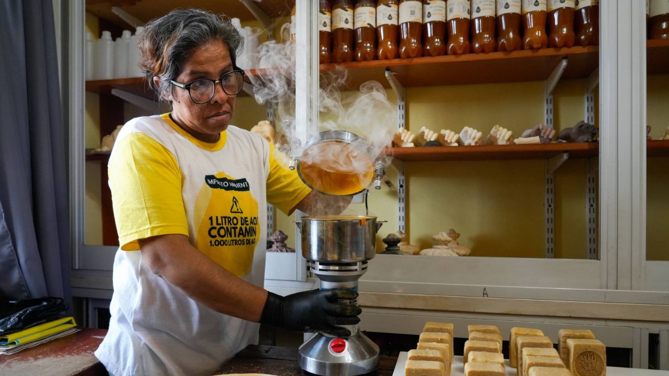 Rosario desarmada, parte 2: la alquimia contagiosa de Espuma para transformar desechos hostiles en inspiración