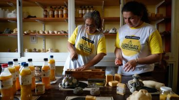 El equipo de Espuma transforma aceite quemado en jabones y detergentes biodegradables.