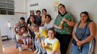 El equipo de Espuma transforma aceite quemado en jabones y detergentes biodegradables.
