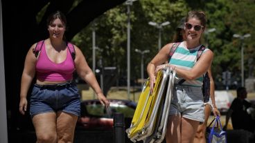 Cruzar a la isla o una pileta, planes para esta jornada calurosa.