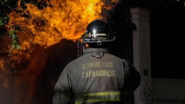 Los bomberos zapadores intervienen en unos 20 incendios por día en Rosario.