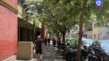 Los habitantes de un amplio edificio ubicado en Sarmiento al 400 denunciaron que el lugar ha sido invadido por palomas a raíz de que una vecina las alimenta con pan mojado y balanceado.