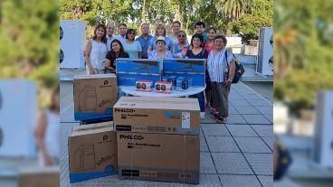 La colectividad peruana Hermandad del Señor de los Milagros entregó donaciones para el Hospital Vilela.