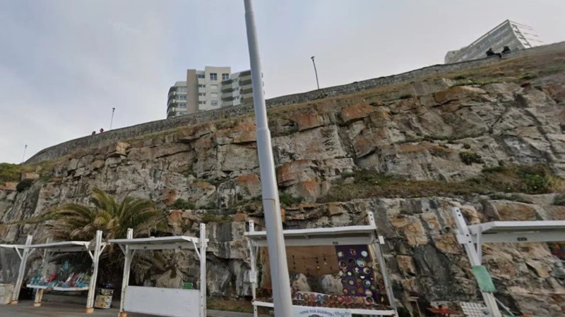 El joven cayó unos 15 metros hacia un sector en el que hay un paseo de artesanos.