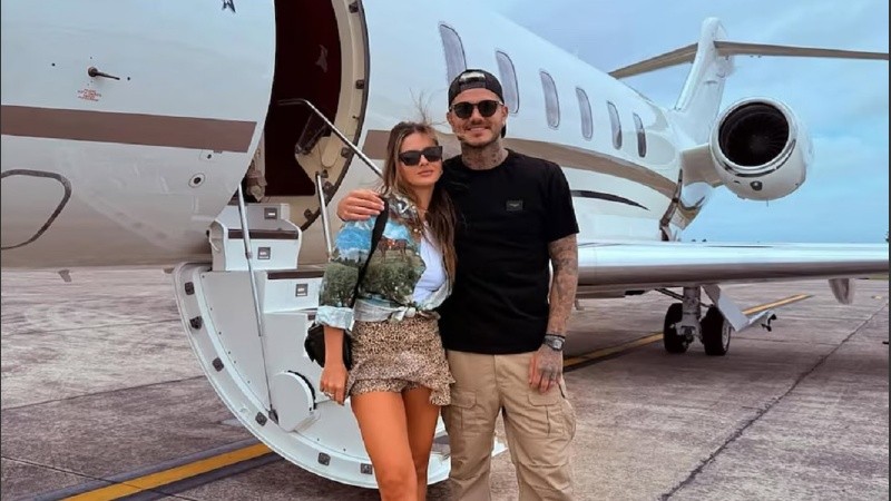 Icardi compartió una serie de fotos que se tomaron al bajar del avión privado en Mardel.