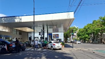 El Chevrolet Onix terminó en la esquina, mientras que el Palio quedó dentro de la estación, donde impactó contra una camioneta.