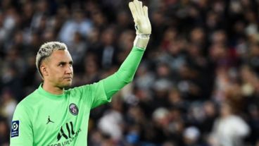 Keylor Navas con el buzo del PSG francés, donde compartió plantel con Lionel Messi.