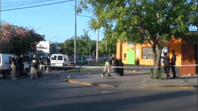 Se montó un operativo alrededor del minimarket en la esquina de Francia y Presidente Quintana, donde fue baleado el quiosco.