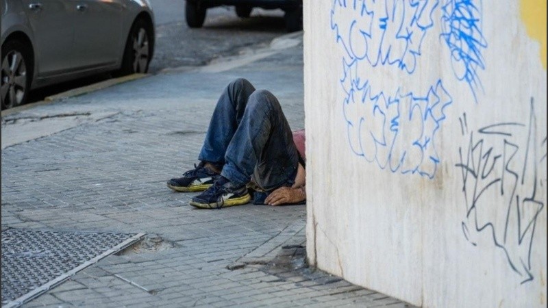 Según el último informe realizado por el Gobierno de la Ciudad de Buenos Aires, en abril de 2024 había 3.560 personas en situación de calle, de las cuales 1.325 dormían en la vía pública. 