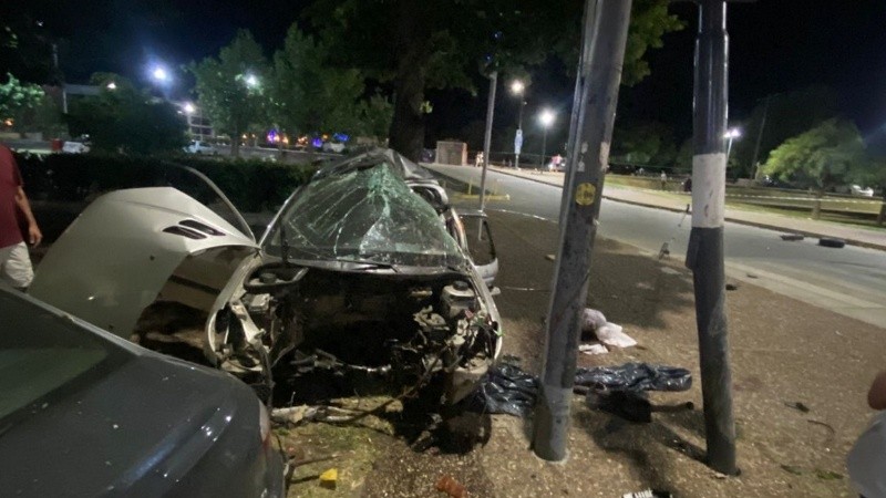 Así quedó el 206 tras el siniestro vial en Wheelwright y Presidente Roca.