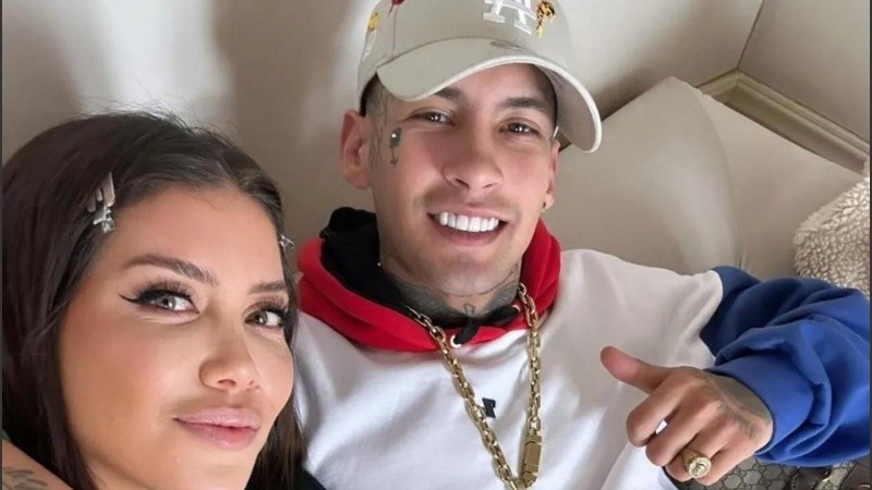 El cantante atendió la llamada cuando ella estaba ocupada.