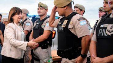 La ministra Bullrich con agentes de Prefectura Naval