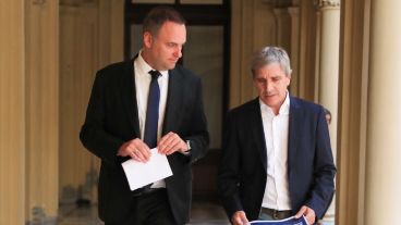 Adorni, el vocero presidencial, junto al ministro de Economía, Luis Caputo