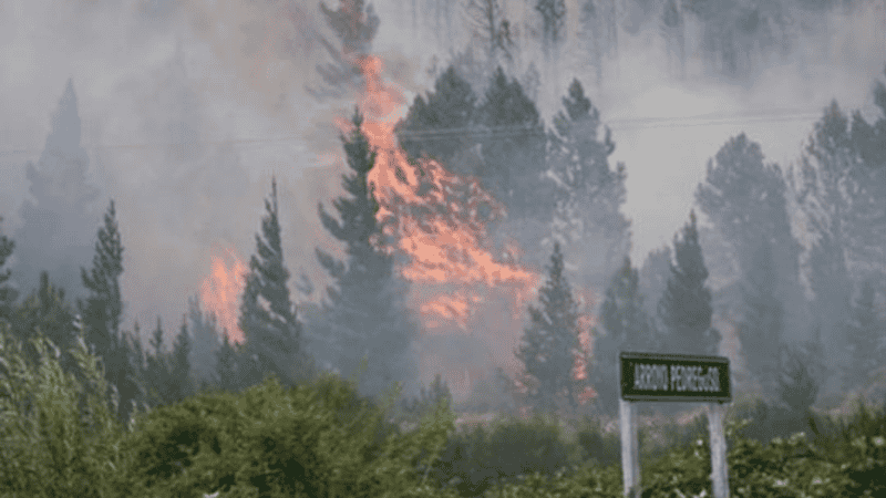 El viento de este jueves provocó que el fuego se expanda