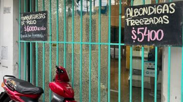 El frente vidriado de la pollería, en barrio Las Heras, sufrió las consecuencias de uno de los disparos.