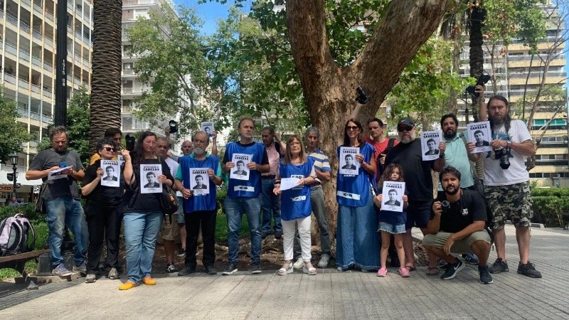 Fotoreporteros de la ciudad y representantes sindicales en el homenaje a Cabezas.