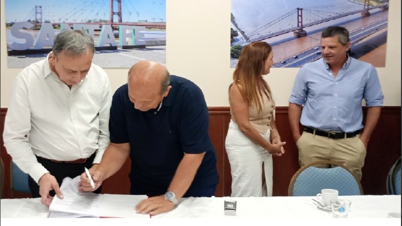 El momento de la firma que formalizó la creación de la Cámara del Turismo.