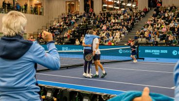 Abrazo argentino tras la victoria en el punto de dobles.